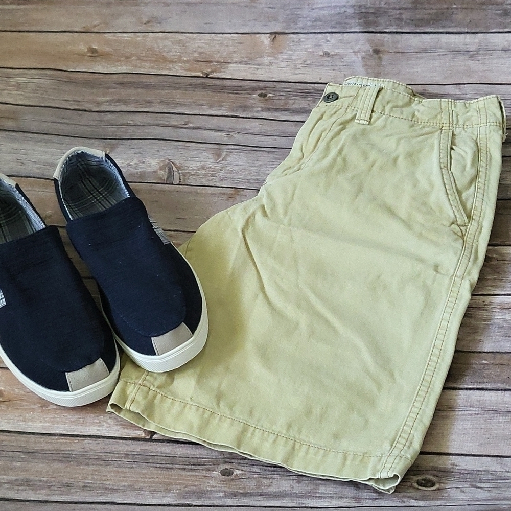 American Eagle yellow khaki Longboard flat front shorts with 11" inseam